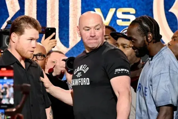 Šéf UFC musel skočit mezi boxerské hvězdy. Velikáni se před bitvou století splašili