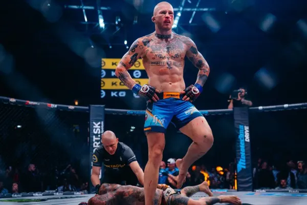 Šel pěšky přes tisíc kilometrů a málem skončil s MMA. Hrdinu teď čeká česká výzva