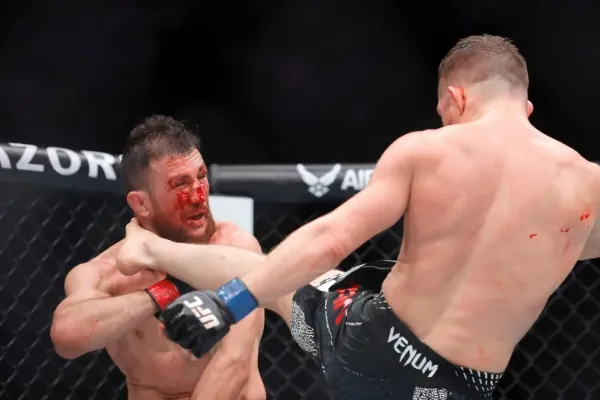 Senzace v UFC. Šampioni přišli o titul, došlo i k děsivému zranění