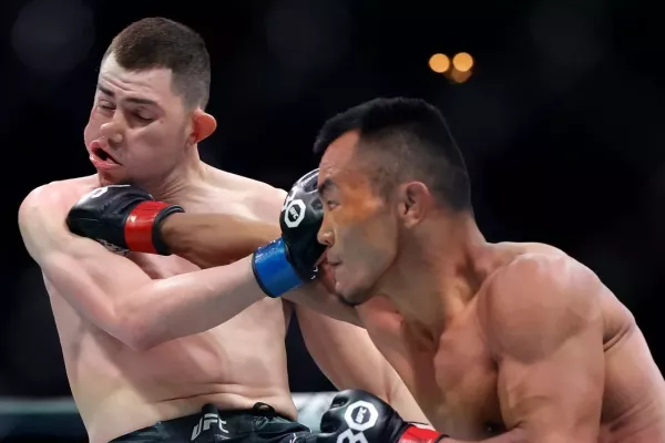 Senzační obrat v UFC. Američan od Číňana málem schytal KO, nakonec ho ale totálně zdemoloval