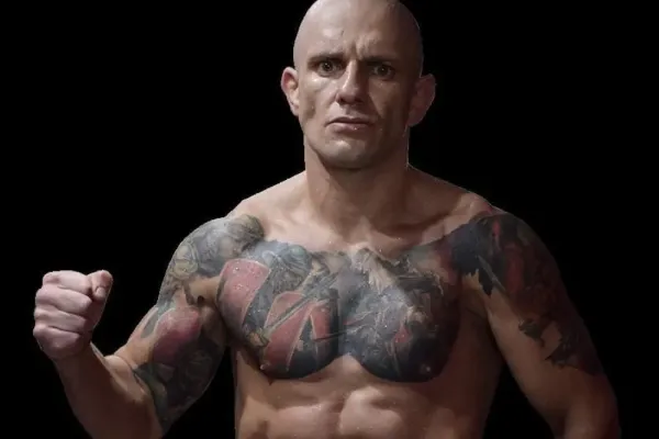 Šestačtyřicetiletý průkopník MMA v Čechách se vrací na scénu. Nastoupí do 107. zápasu