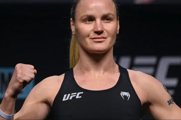 Shevchenko musí prodávat fotky svých prsou, aby se uživila, rýpla si Rousey. Šampionka vrací úder