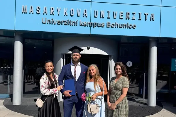 Síla nestačí. Procházka si převzal vysokoškolský diplom