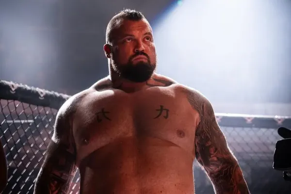 Silák Hall v bunkru bojoval s influencery o milion liber. Giganta děsil nedostatek jídla