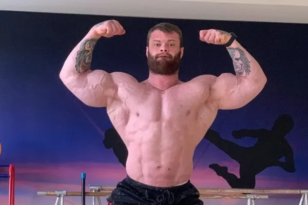 Šílenost ruského kulturisty. Zapózoval vedle medvěda