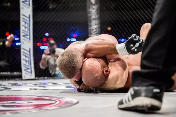 Šílený zkrat v MMA. Sudí pobízel k útoku na bojovníka v bezvědomí