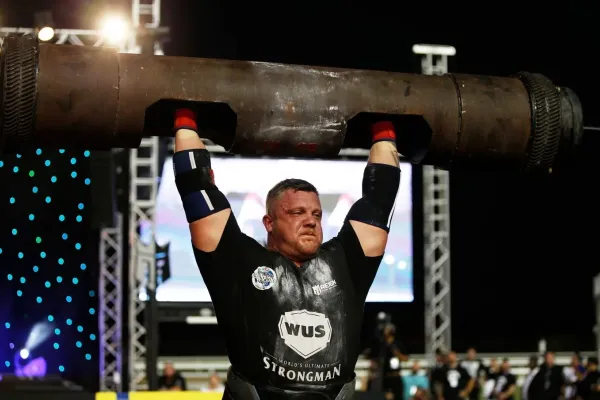 Skočil a zlomil si nohu. Silák předvedl šílený hazard