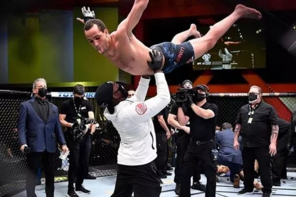 Skvostná premiéra v UFC. Američan uštědřil drsné KO zápasníkovi, ke kterému vzhlížel