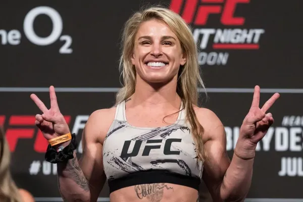 Slavná bojovnice a její intimní chvilka. Ukázala se v sauně, pak dráždila u bazénu