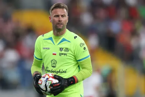 Slavný fotbalový brankář zvažuje překvapivý krok. Láká ho MMA