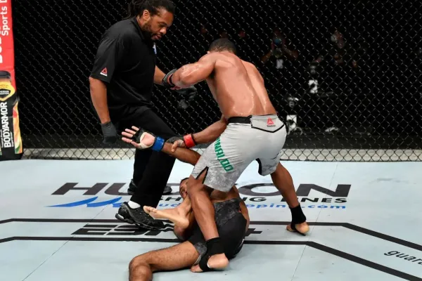 Slavný rozhodčí UFC před čtvrt stoletím demoloval soupeře v kleci. Podívejte se