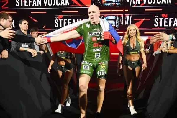 Slovenský obr ve formě. Moderátorku nosil na zádech jako batoh