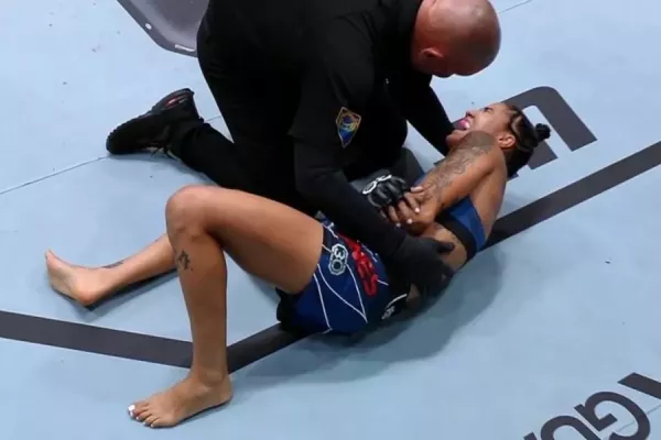 Smolná prohra v UFC. Brazilka si vykloubila loket a křičela bolestí