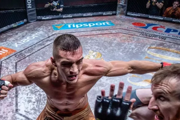 Smrtící zbraň v MMA rukavicích. Český střelec jede bojovat do Ruska
