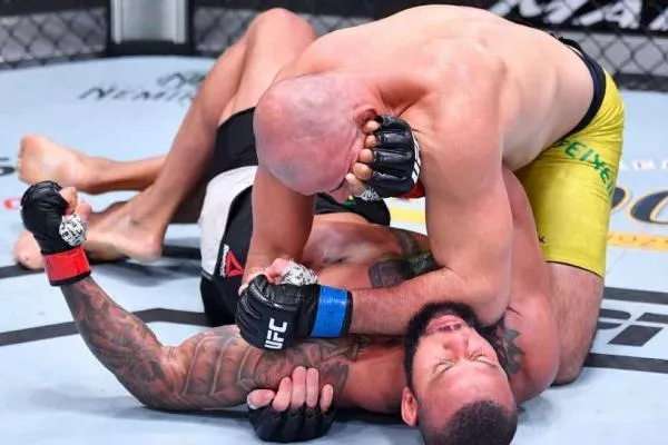 Šokující vrchol UFC v Las Vegas. Brazilský veterán uškrtil Santose