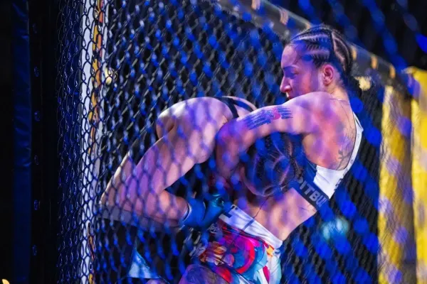 Soupeřku uškrtila. Super máma se přetavila v nebezpečnou komplexní bojovnici