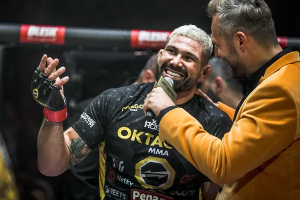 Spejbl opět provokoval Attilu Végha, pak ho překvapil luxusním dárkem