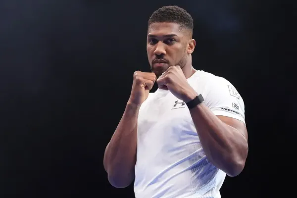 Spekulace o konci kariéry se zatím nepotvrdily. Boxer Joshua se po nehodě vrátil k tréninku