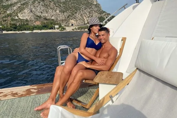 Svalovec na hřišti. Čtyřicátník Ronaldo ukázal vysekané tělo