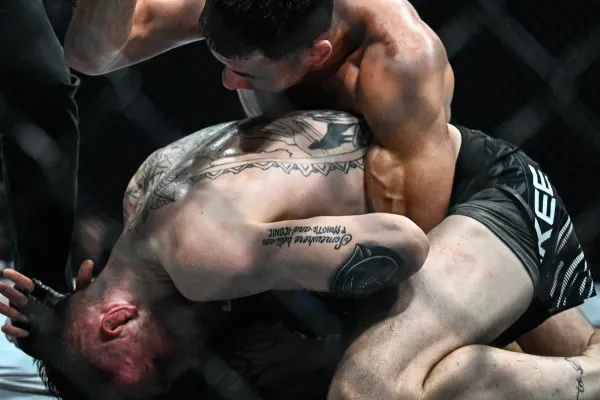 Ta stopka byla šílená. Kontroverzní ukončení na UFC v Paříži
