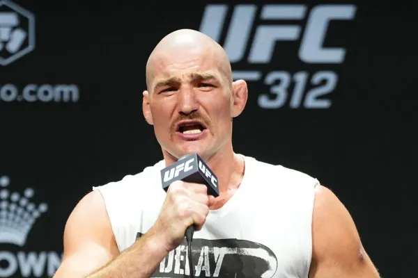 Tarzan z UFC ztratil nervy. Po prohře parťáka vlétl na soupeře