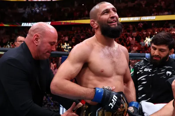 Teď jsem šampion, neplač, brzy se vrátím, telefonoval šampion UFC v zákulisí s mámou