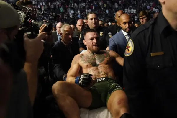 Ten muž mi zaplatí životem, křičel McGregor. Pak skončil na nosítkách