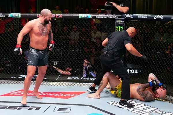 Těžká váha ohromila UFC. Drtivě zničila soupeře, pak bavila proslovem