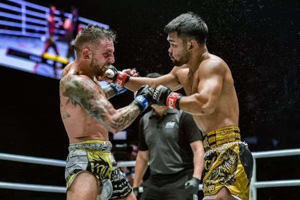 Thaiboxerská legenda šla třikrát k zemi, po knockoutu ukončila kariéru ve ONE Championship