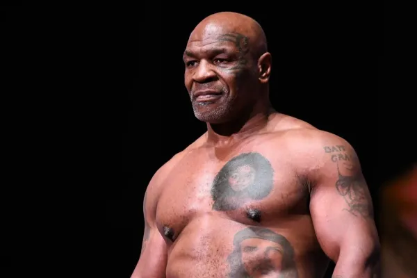 To je hukot. Dohromady jim je 107 let. Tyson a Mayweather jdou do ringu