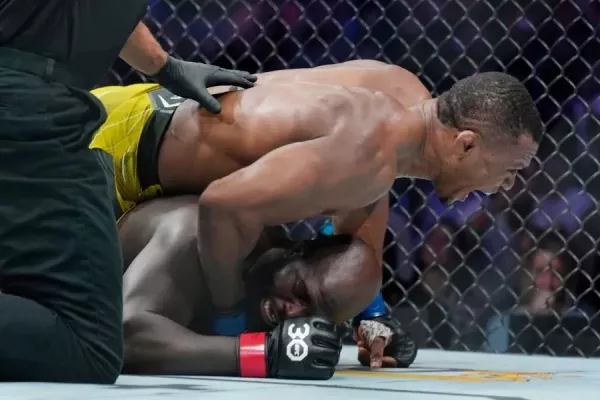 Totální dominance. Brazilská těžká váha uškrtila v UFC borce ze Surinamu