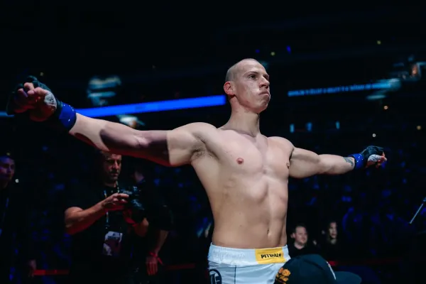 Tóth spálil mosty. Monster mu rituálně oholil hlavu