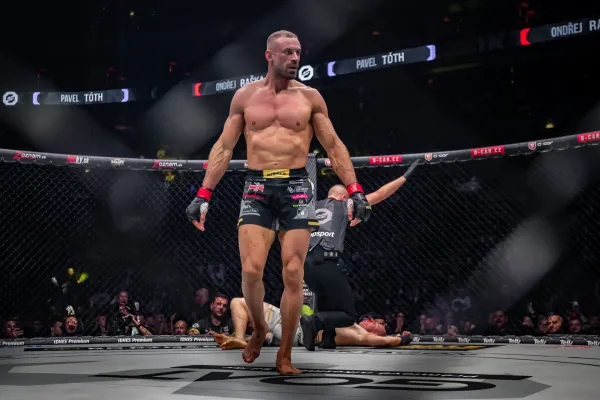 Tóth ukázal prostředníček. Raška ho nejdříve nekompromisně ukončil, pak mu dal respekt