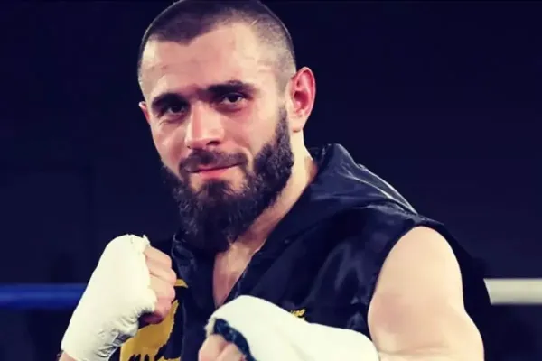 Tragédie neporaženého boxera. V Berlíně mu vrazil útočník nůž do krku