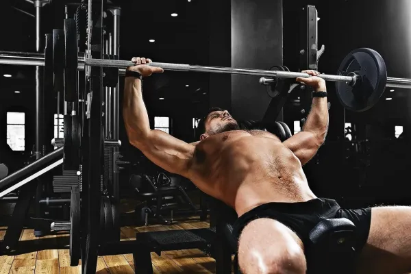 Tragédie v posilovně. Muže zabil pád činky na hrudník