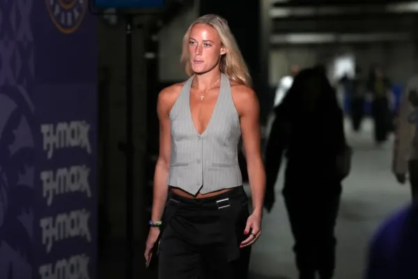 Trefa do černého. Krásná Američanka je hvězdou plavkového magazínu