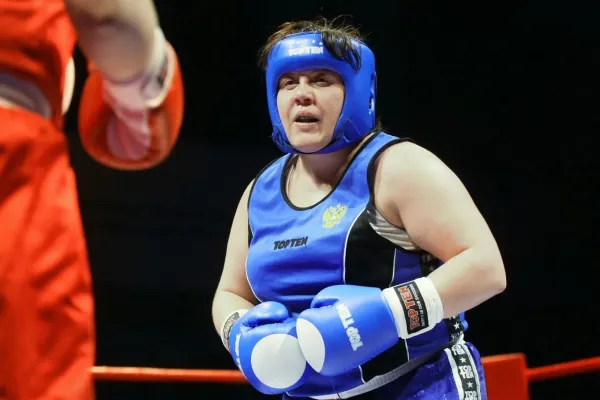 Trojnásobná mistryně světa v boxu zemřela ve spánku