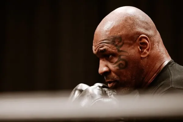 Tyson znovu řádil. V ringu rozdával zběsilé rány a boural stereotypy