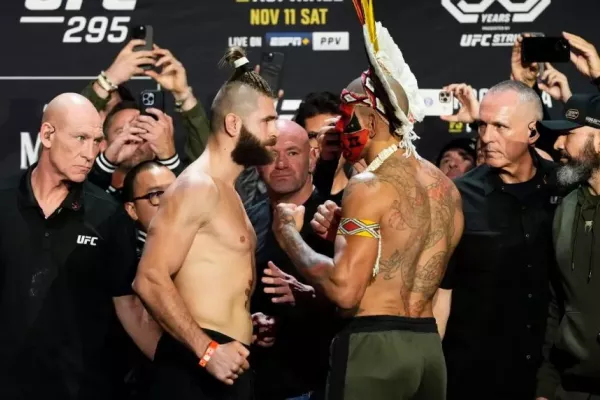 UFC 295: Tak tohle bude řežba! Intenzivní staredown Jiřího Procházky a Alexe Pereiry