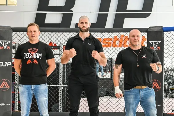 UFC se už třese. Procházka nasadil bojový účes, basu drží i trenér
