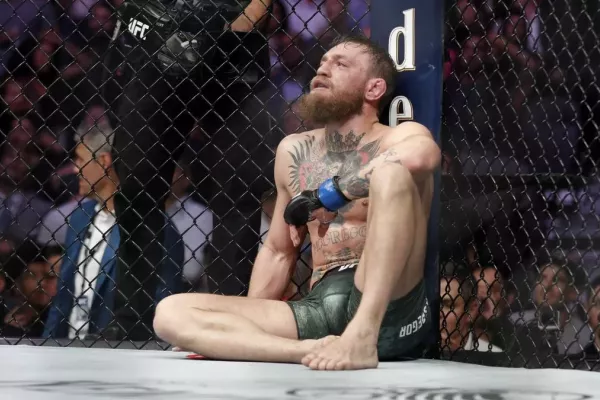 UFC zveřejnila nechutné záběry. McGregor po prohře čelil plivancům a nadávkám