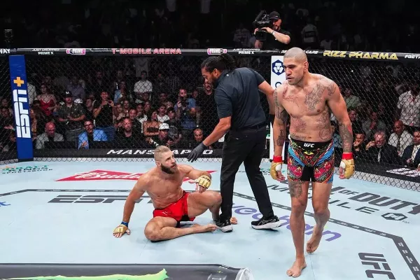 UFC zveřejnila video, jak Pereira složil Procházku. Rozhodčí poté odmítl jeho gentlemanskou pomoc