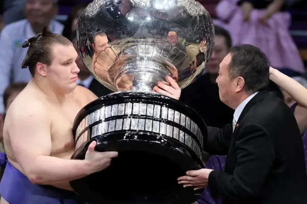 Ukrajinec Aonišiki zpečetil novou éru sumó a získal pohár, co ale dál?