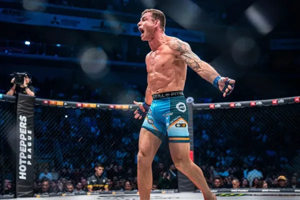 Umlčel diváky a stal se milionářem. Oktagon oslavuje nezastavitelného krále