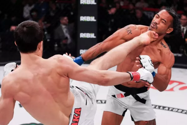 Usman Nurmagomedov spadl při kopu na zadek, ex-šampiona UFC s ním i tak poslal do důchodu