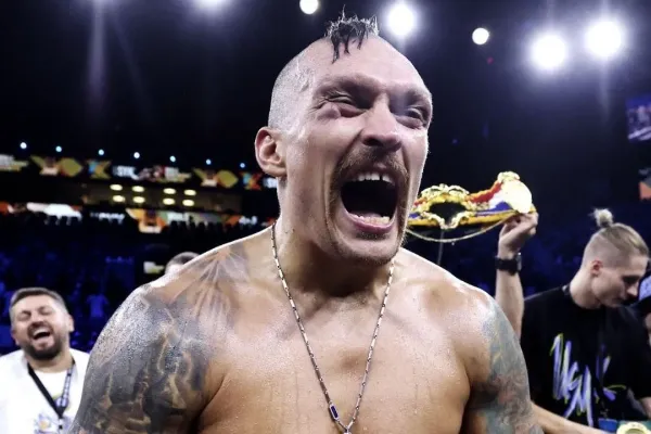 Usyk před odvetou sundal triko a ukázal bicepsy. Skvělou formu má i soupeř
