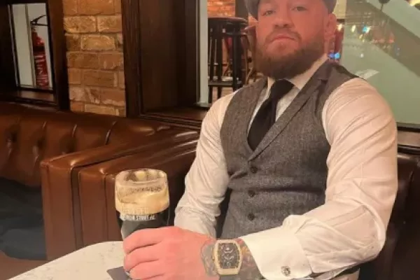 Útok na McGregora. Na jeho irskou hospodu naházeli zápalné lahve