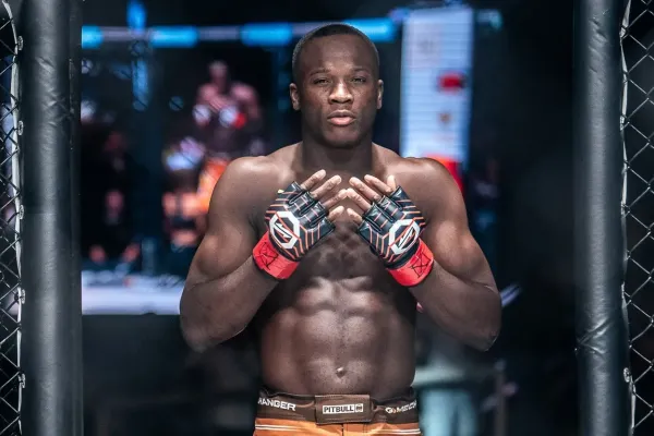 Uvolněný Losene Keita se ukázal ve stylové UFC zbroji. Soupeř půjde spát, slíbil novinářům