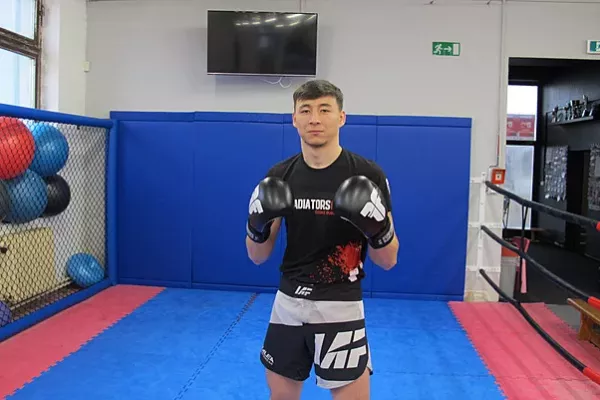 V Česku je snazší prorazit. Kazašský bojovník MMA o studiu, ambicích i trdelnících