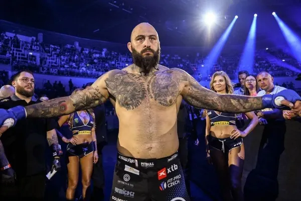 V Oktagonu bych se měl dobře, tluče se to ve mně, přiznal Michal Martínek. Smlouva s KSW brzy vyprší